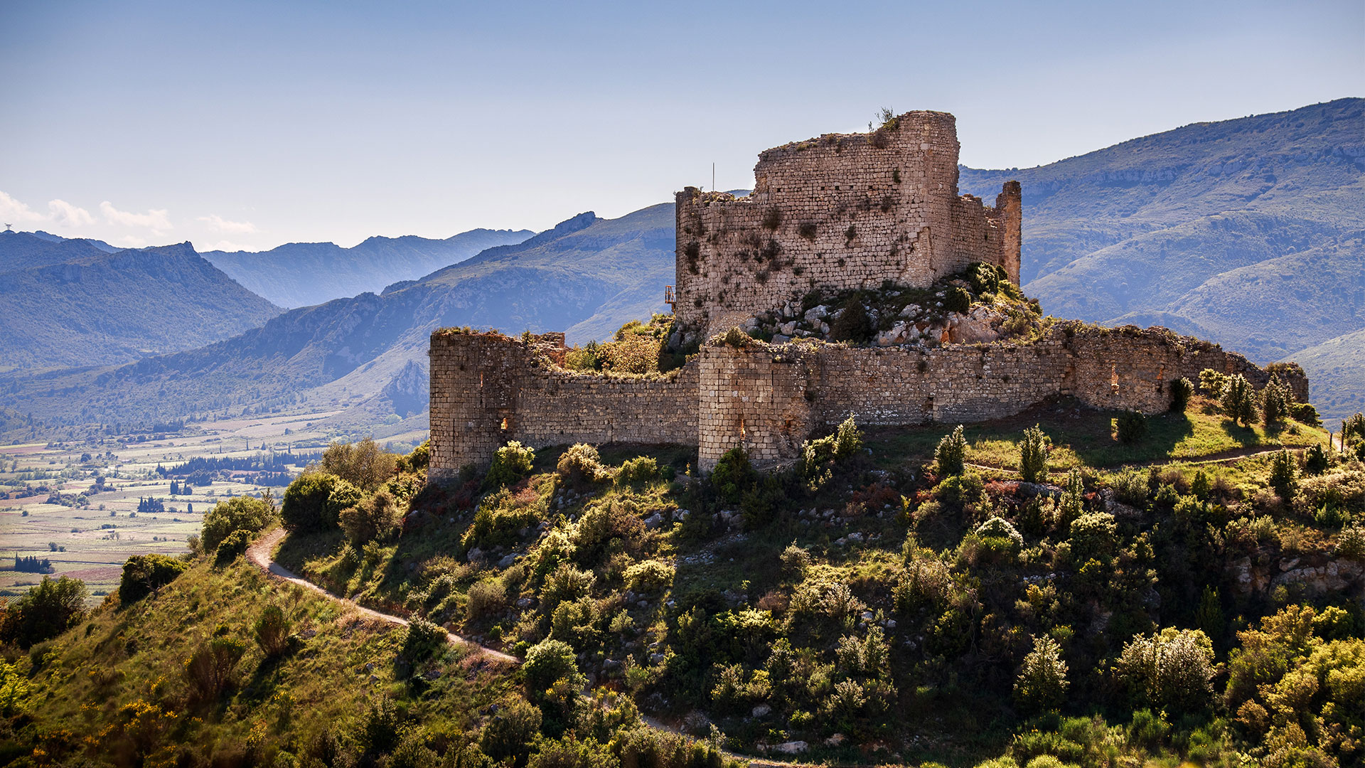 Le château d'Aguilar a une situation paysagère unique