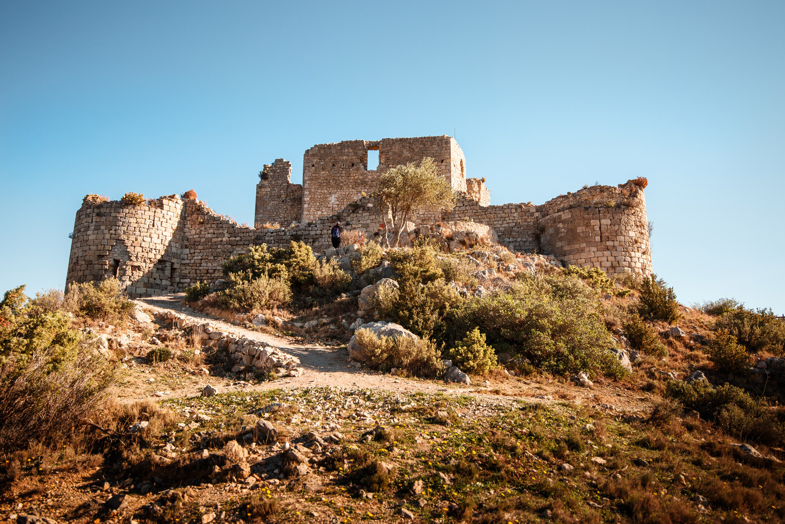 Vue du château d'Aguilar à proximité de l'enceinte