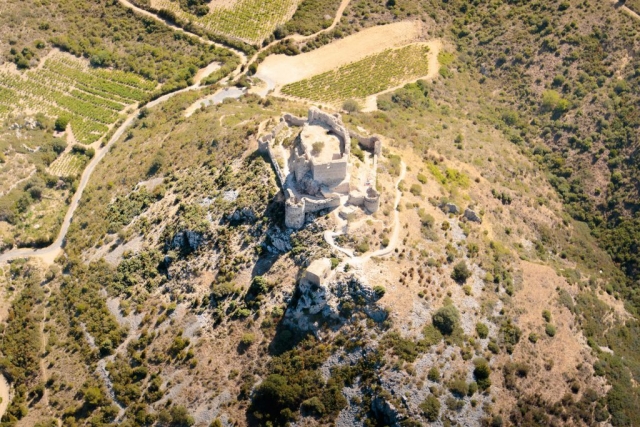 Majestueuse vue aérienne du château d'Aguilar