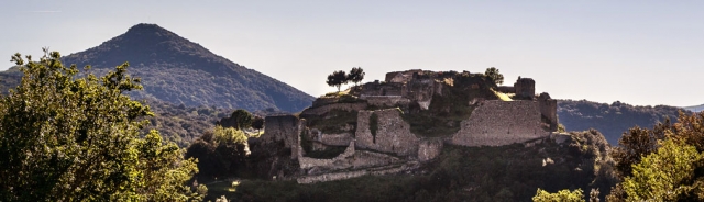 Les vestiges du château de Termes couronnent le sommet d’un escarpement rocheux, dans un site grandiose, qui offre une vue imprenable sur les Hautes-Corbières.