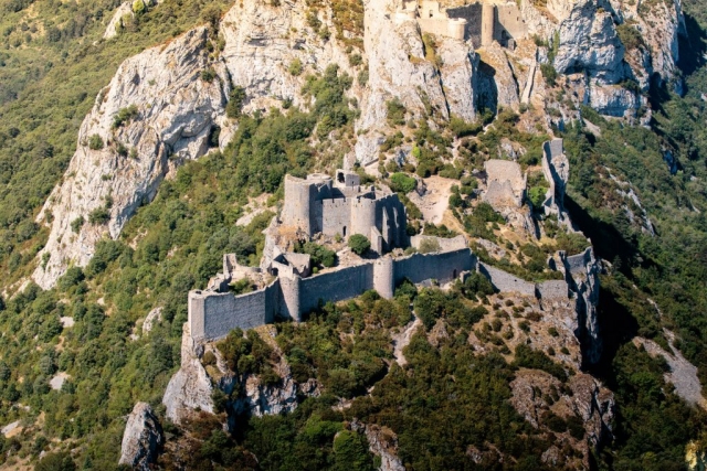 Le château de Peyrepertuse se trouve sur la commune de Duilhac-sous-Peyrepertuse.