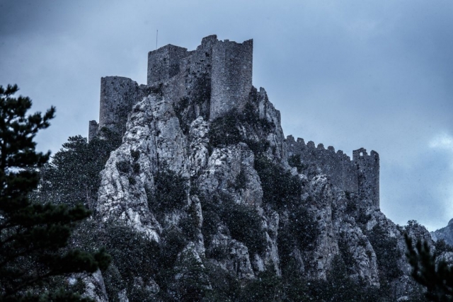 Les murailles du château de Puilaurens ont conservé toute leur hauteur, de 8 à 10 m, et l’essentiel de leur crénelage, sans doute restauré au XVIe ou XVIIe siècle