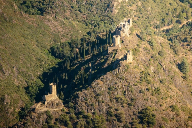 Vue aérienne des châteaux de Lastours