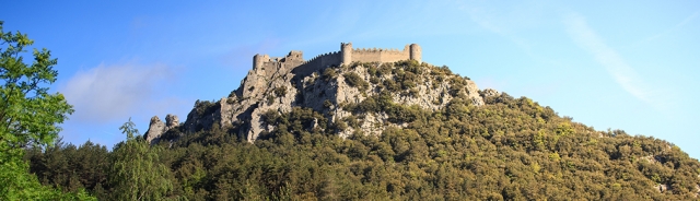 Dans cette vue panoramique du château de Puilaurens, on peut voir clairement le crénelage de ses enceintes