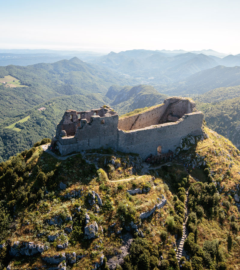 Vertigineuse vue aérienne du château de Montségur