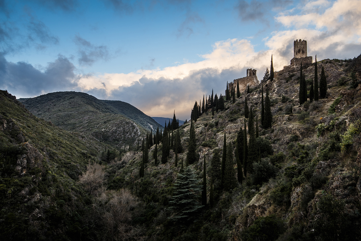 Les châteaux de Lastours se situent à 300 m d’altitude au-dessus de l’Orbiel et le torrent du Grésilhou