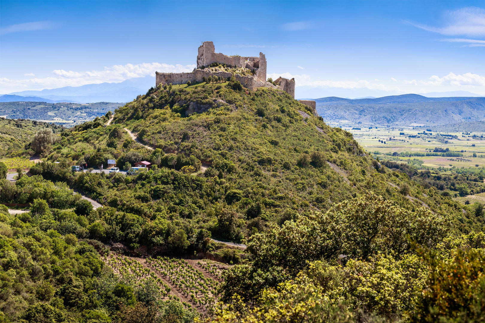 Magnifique vue du château d'Aguilar, inscrit dans un environnement naturel