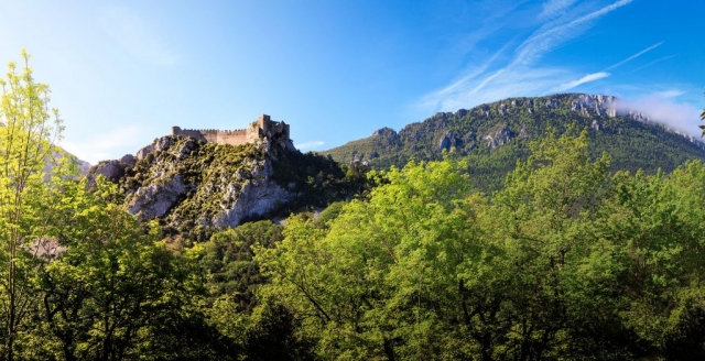 Le château de Puilaurens occupe le sommet d’une crête calcaire très escarpée, à 697 m d’altitude, à la limite départementale de l’Aude et des Pyrénées-Orientales, entre Fenouillèdes et Pays de Sault.