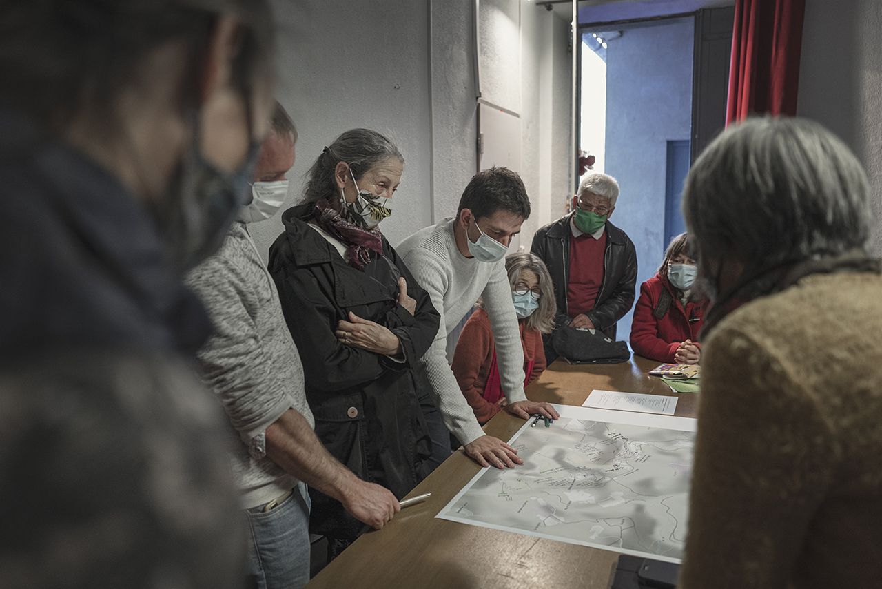 Des Audois.es échangent lors de l'atelier de concertation de Termes sur la candidature des Citadelles du vertige au patrimoine mondial de l'Unesco