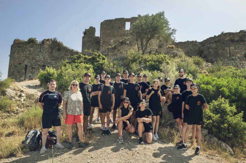 Les jeunes sapeurs-pompiers de l'Aude posent devant le château d'Aguilar